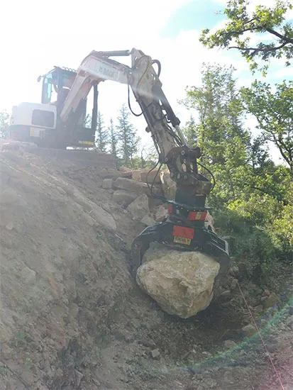 Engin CABROL TP devant un bâtiment, travaux de terrassement et démolition